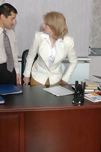 lindo rubio MILF da un masturbaciÃ³n con la mano