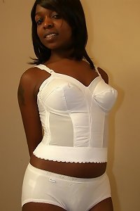 una seÃ±ora mayor tiene un orgasmo mientras se corre en sus labios