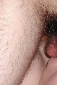 una mujer le da el pecho a un chico