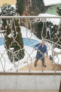 milf milica toma un dong lleno de semen y lo chupa como si no hubiera un maÃ±ana