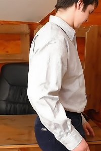 una mujer mayor sexy jugando con su polla mientras usa medias